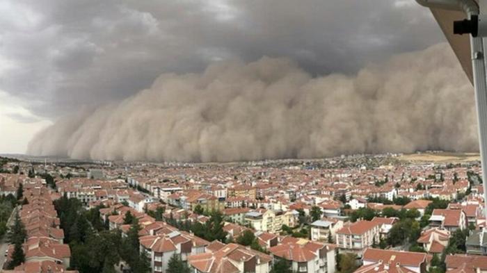 В Турции бушует ураган и песчаная буря (видео)