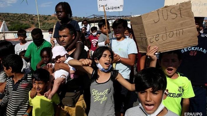 В Греции сотни беженцев из сгоревшего лагеря устроили акцию протеста