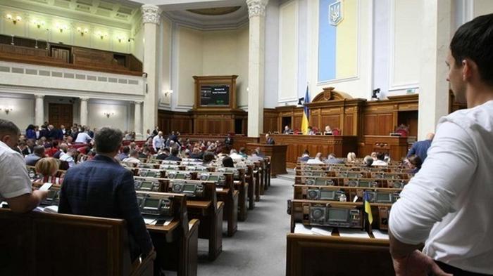 Депутатам запретили брать в помощники близких лиц