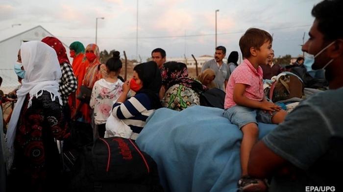 Греция переселяет сотни мигрантов из сгоревшего лагеря