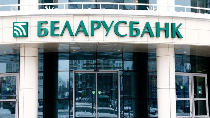 Белорусы забрали из банков миллиард долларов