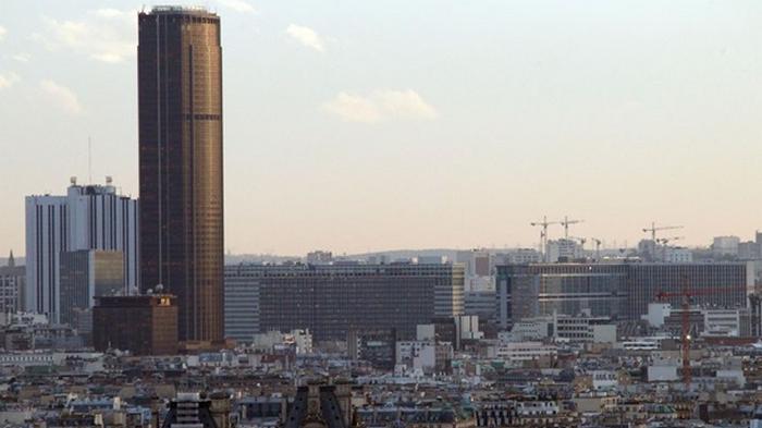 В Париже мужчина пытался без страховки забраться на Монпарнас
