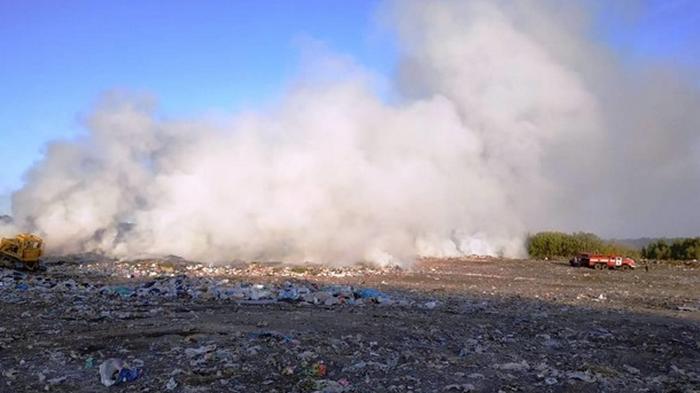 В Житомирской области вспыхнул крупный пожар на свалке (фото)
