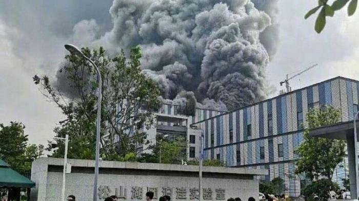 В Китае произошел пожар на заводе Huawei (видео)