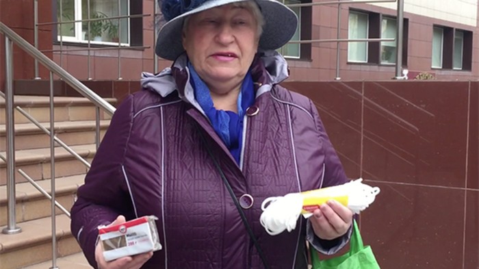 Российская пенсионерка подарила министру мыло и веревку
