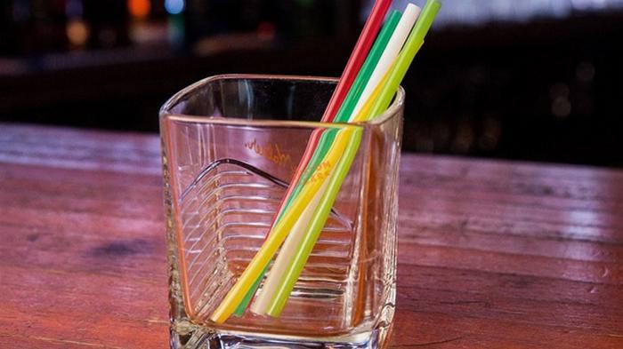 В Англии запретили пластиковые соломинки для напитков
