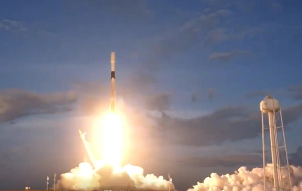 Ракета SpaceX проходит по диску рассветного Солнца – эпичное slo-mo-видео
