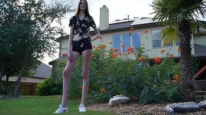 В США у девушки самые длинные ноги в мире (видео)