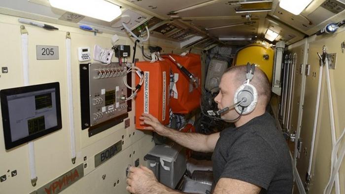 Космонавты на МКС готовятся пить воду из мочи