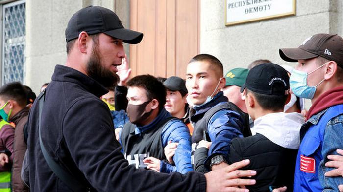 Президент Кыргызстана объявил режим чрезвычайного положения в Бишкеке: вводит войска