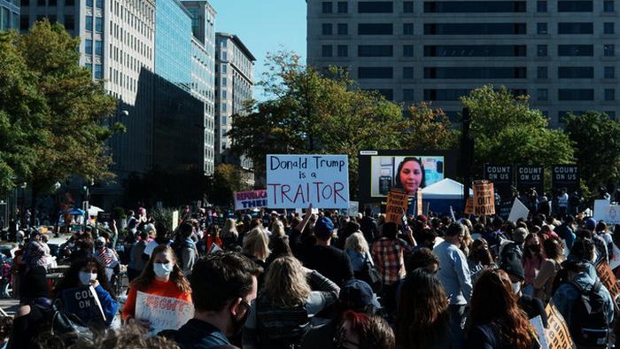 В США тысячи женщин вышли на протест против переизбрания Трампа президентом