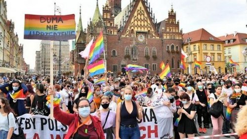 В Польше хотят запретить парады ЛГБТ и однополые браки: в парламент подан законопроект