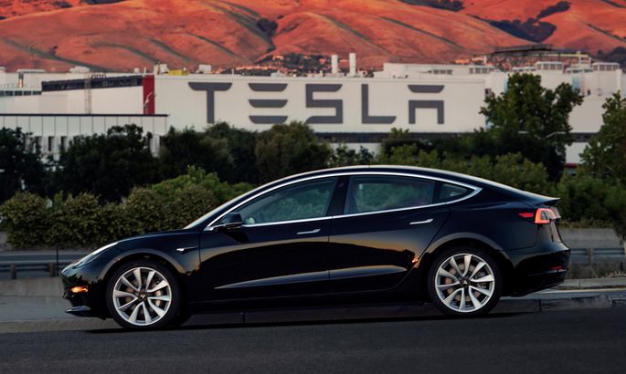 Владелец Tesla нашел хитрый способ избежать штрафов за парковку (видео)