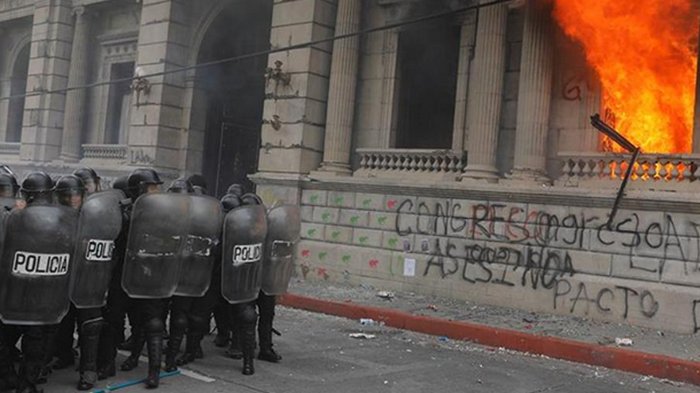 В Гватемале участники антиправительственной акции подожгли парламент