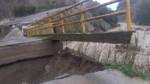 В Италии из-за наводнения рухнул автомобильный мост