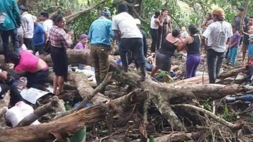 В Никарагуа грузовик перевернулся в овраг: 17 жертв