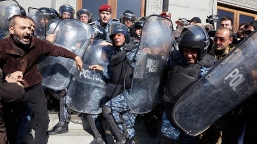 В Ереване идут протесты, объявлена забастовка