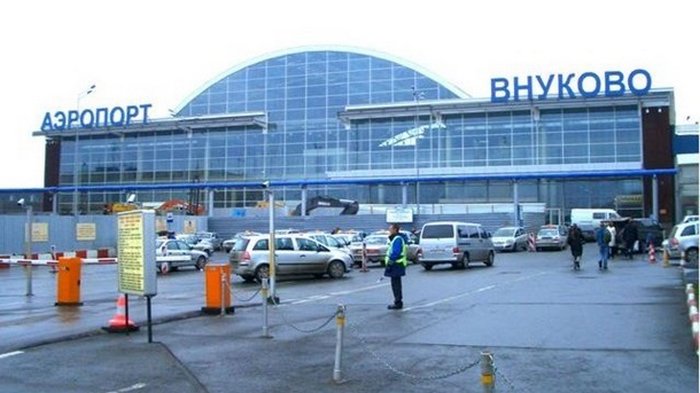 В аэропорту РФ самолет выкатился за пределы полосы