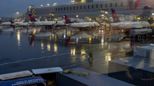 В США пассажиры в аэропорту выпрыгнули из самолета (видео)