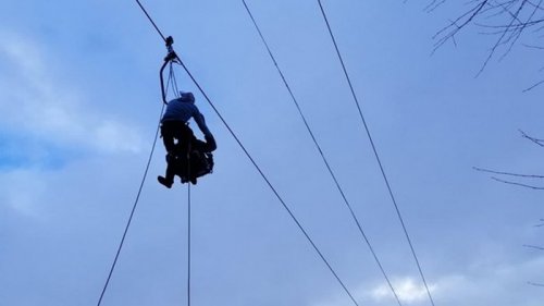 В Карпатах спасатели снимают туристов с подъемника (фото)