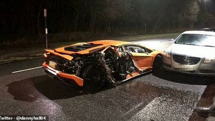 Футболист разбил авто за 400 тысяч долларов, врезавшись в стоящие машины