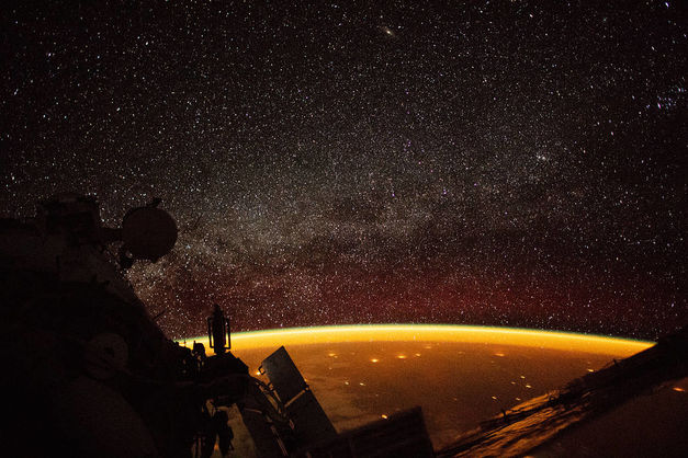 NASA показало жуткое оранжевое свечение над Землей