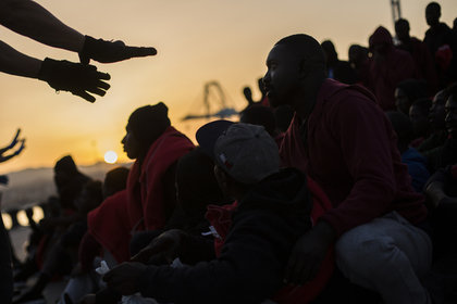 Тысячи мигрантов с ножами приготовились штурмовать Европу