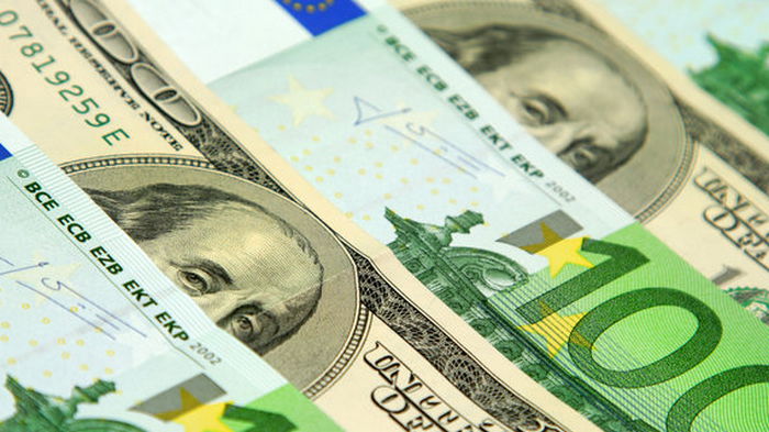 В декабре украинцы купили рекордный объем валюты