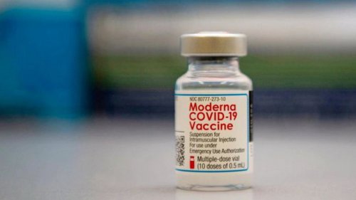 В США уборщик уничтожил почти 2000 доз вакцины Moderna