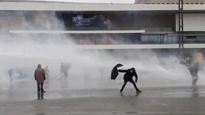 В Париже протестующих разогнали водометами (видео)
