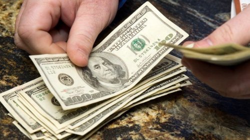 В начале года украинцы больше продают валюты, чем покупают