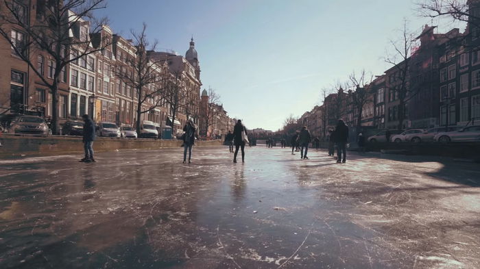 В Амстердаме на канале конькобежец нырнул под лед, также спасали тонущую группу (видео)