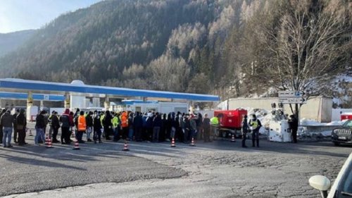 Новые правила въезда: на границе Италии и Австрии 40-километровая очередь (фото)