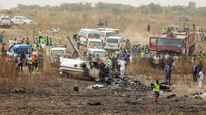 В столице Нигерии упал военный самолет (видео)
