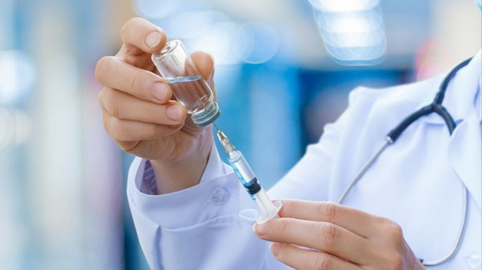 Одна от всех мутаций: Франция начала испытания новой COVID-вакцины