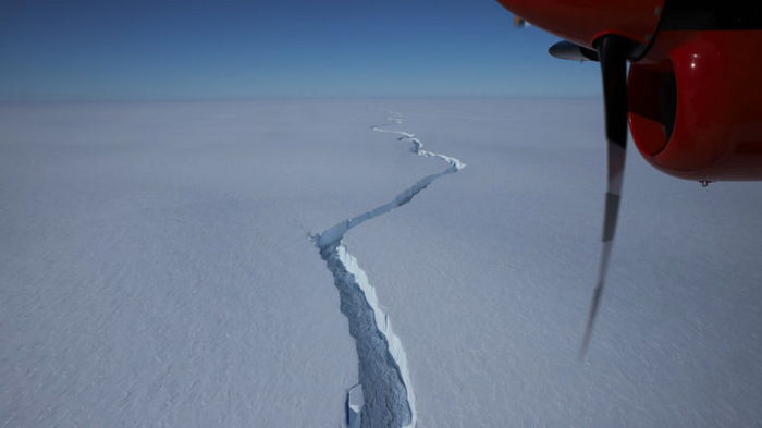 В Антарктиде откололся огромный айсберг (видео)