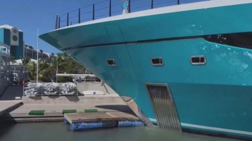 На Карибах роскошная яхта врезалась в причал (видео)