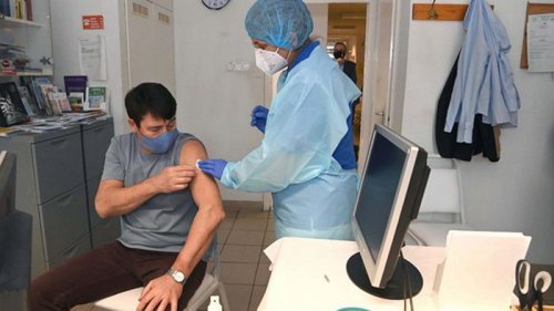 В Венгрии президент привился китайской вакциной