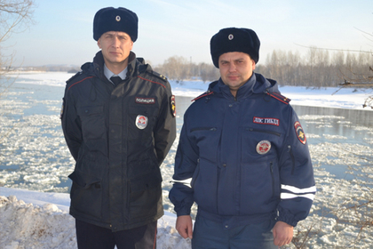 Российские полицейские снежками спасли жилой дом от пожара