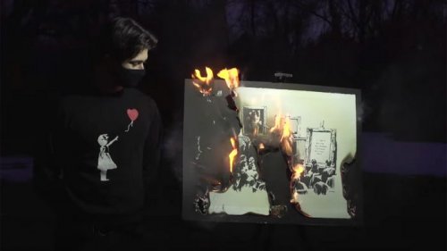 В США картину Бэнкси купили и сожгли в прямом эфире, чтобы сделать ее виртуальной (видео)