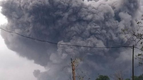 Вулкан в Индонезии выбросил столб пепла высотой 5 км: видео