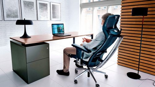 эргономичное офисное кресло