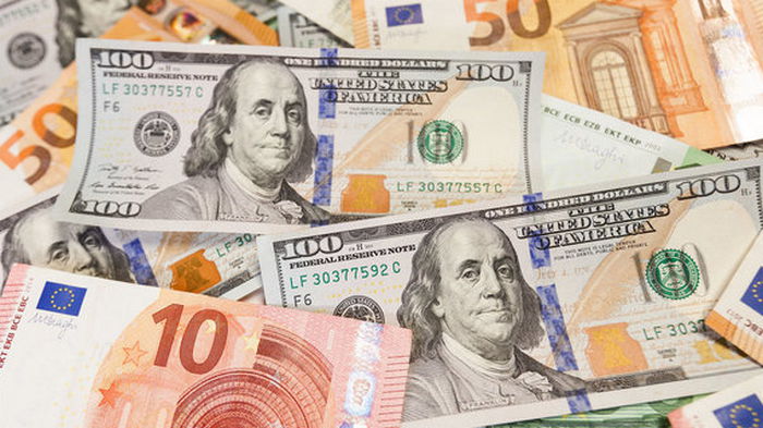 Доллар подешевел, евро подорожал. Итоги торгов на межбанке