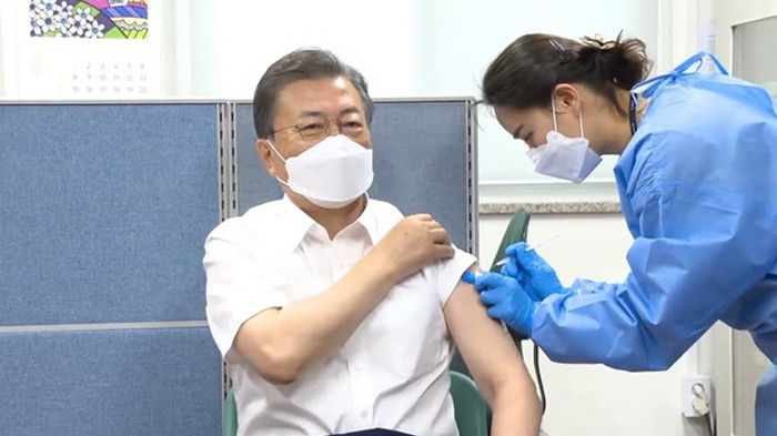 Президент и первая леди Южной Кореи получили COVID-прививки вне очереди