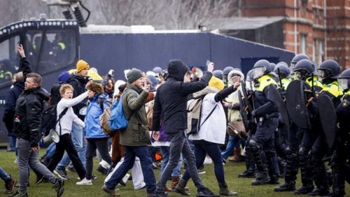 В Амстердаме задержали десятки протестующих против карантина (фото)