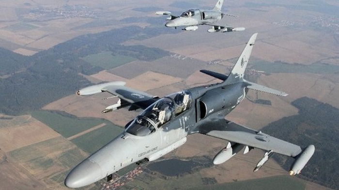 Самолет ВВС Чехии потерял крышку кабины во время учений