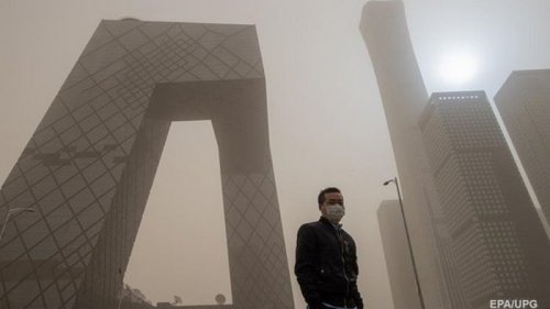 На Пекин обрушилась вторая за месяц песчаная буря (фото)