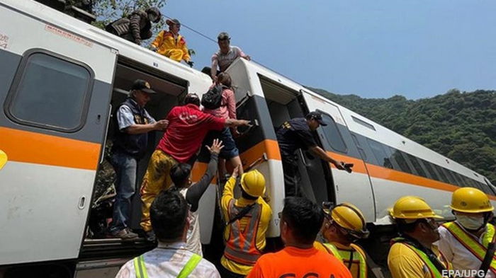 На Тайване в крушении поезда погибли десятки людей (видео)