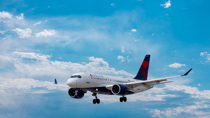 Delta Airlines отменила около ста рейсов из-за нехватки сотрудников