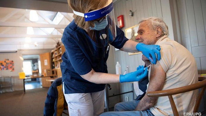 Шведы требуют компенсаций после осложнений от COVID-прививки